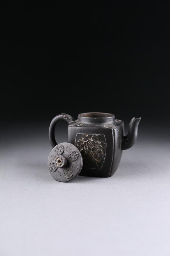 萬(wàn)領(lǐng)國(guó)際紫砂牡丹紋壺