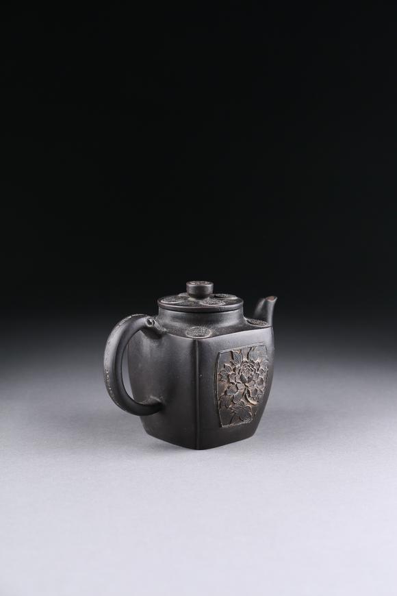 萬(wàn)領(lǐng)國(guó)際紫砂牡丹紋壺