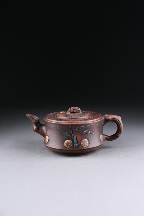 萬(wàn)領(lǐng)國(guó)際紫砂竹紋梅花壺