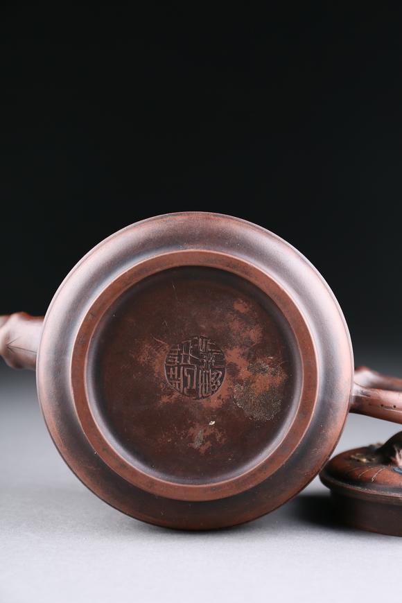 萬(wàn)領(lǐng)國(guó)際紫砂竹紋梅花壺