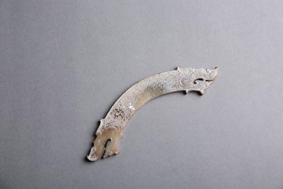萬(wàn)領(lǐng)國(guó)際白玉勾連云紋龍首玉璜
