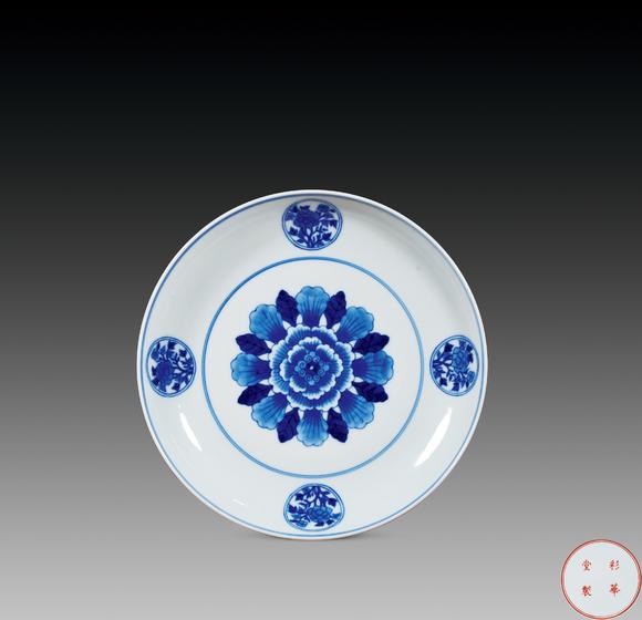  中佳信拍賣(mài)清乾隆 青花花卉礬紅彩“萬(wàn)壽無(wú)疆”賞盤(pán)