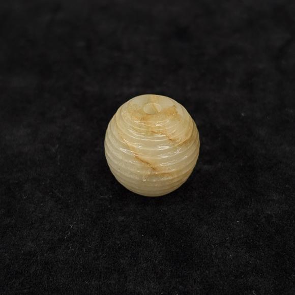 南京十竹齋白玉掛件 白玉弦紋珠兩件