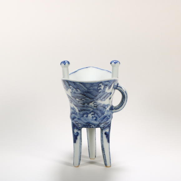 北京億宬 青花海水龍紋三足爵杯