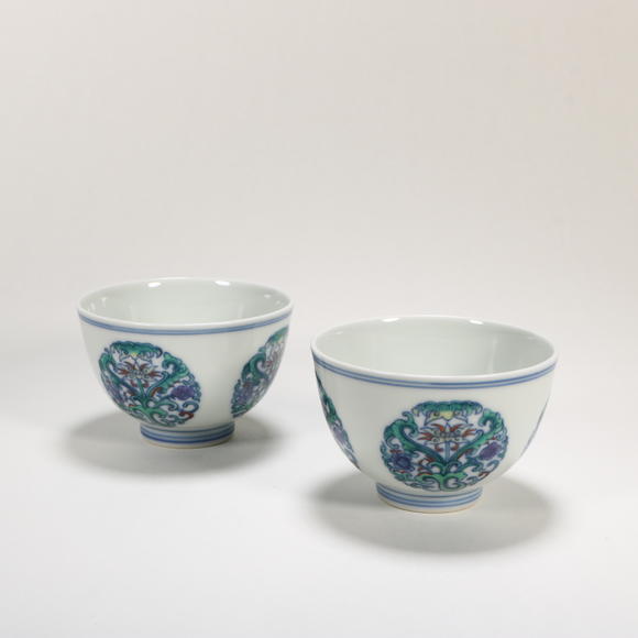 北京億宬 斗彩團(tuán)花卉紋杯一對(duì)