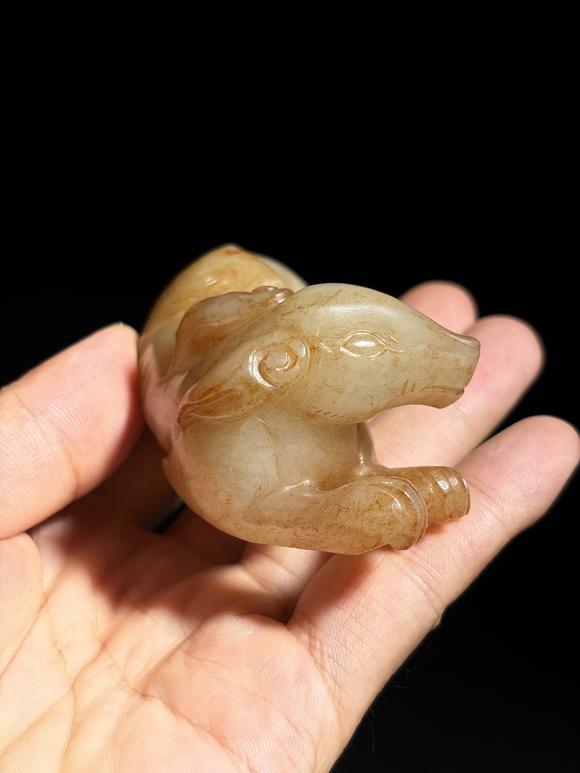 北京億宬和田玉臥犬 
