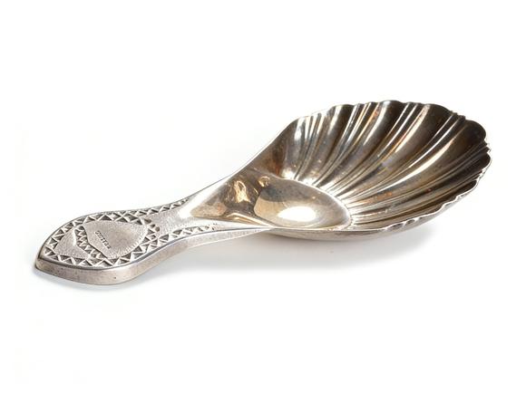 Horizontal EnchèreSilver Chiseled Shell-Patterned Teaspoon