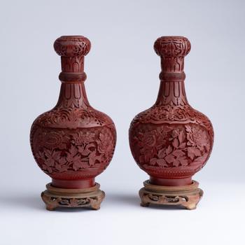 創(chuàng)匯期剔漆蒜頭瓶?jī)牲c(diǎn)