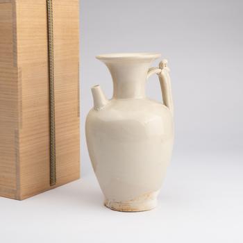 五代 白瓷執(zhí)壺