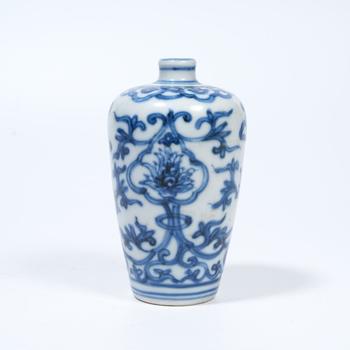 青花纏枝蓮紋小瓶