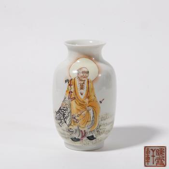 粉彩伏虎羅漢紋花插
