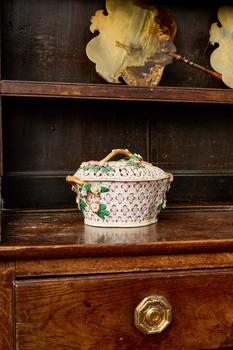 Lot 10 A WORCESTER PORCELAIN CHESTNUT BASKET AND COVER