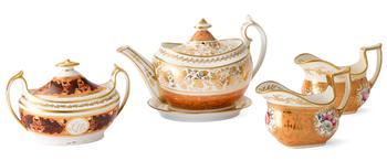 Lot 18 A CHAMBERLAIN'S WORCESTER TEAPOT, COVER AND STAND