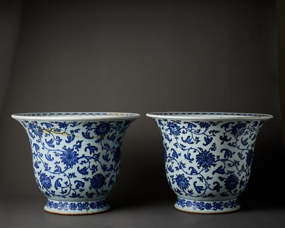 Duke's AuctionsLot 7 AN IMPRESSIVE PAIR OF CHINESE PORCELAIN BLUE AND WHITE JARDINIERES
