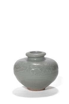 Petit pot céladon vert gris à décor moulé de dragons, 10–14 ap. J.-C.