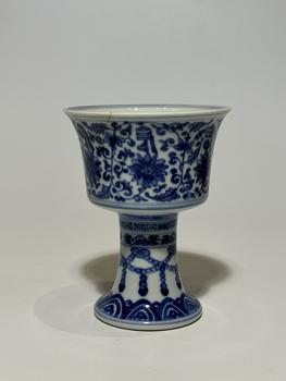 Coupe haute bleu à fleurs et symboles bouddhiques, 18 siècle