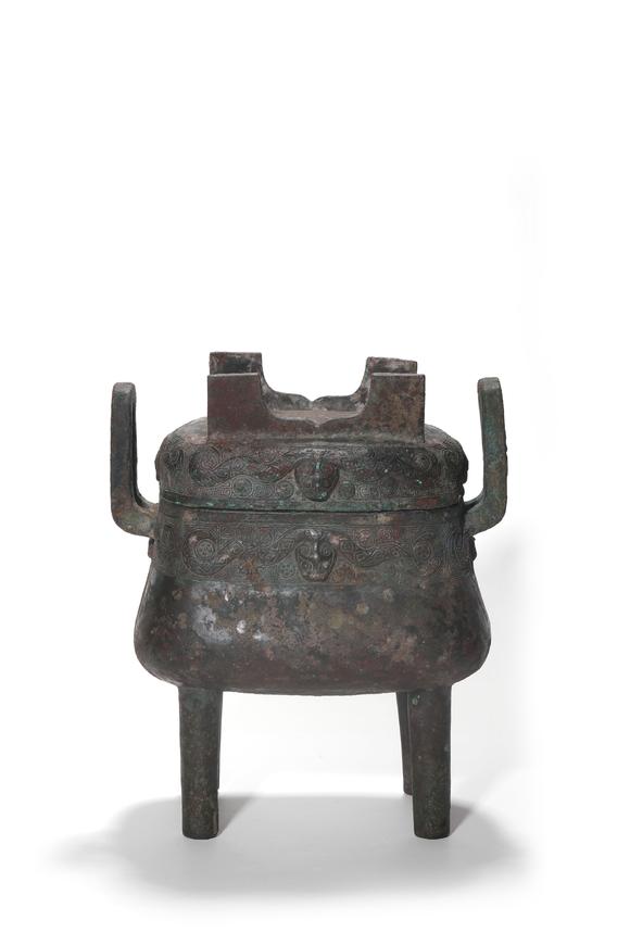 TrésOrs de ParisDing carré en bronze à couvercle, décor de masques taotie, 16–11 siècles av. J.-C.