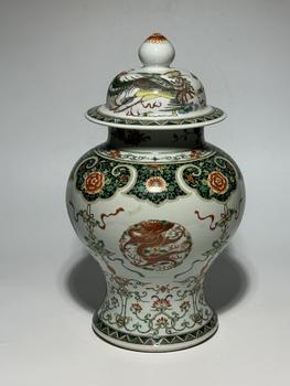 Jarre général famille verte à médaillon dragon et phénix sur couvercle, 18–19 siècle