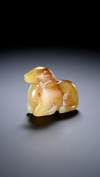 Sculpture en jade jaune à mouton couché, perforation au dos, 2 av. J.-C.–3 ap. J.-C.