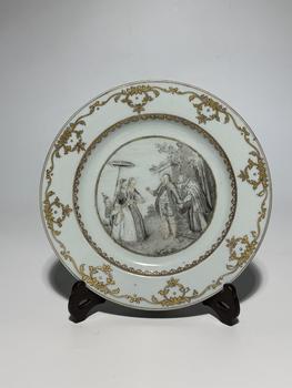 Grand plat rond grisaille à scène européenne bord doré, 18–19 siècle