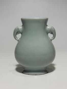 Vase oreilles éléphant céladon, 18–19 siècle