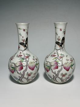Paire de vases Tianqiuping famille rose à pêches et oiseaux, 19–20 siècle