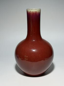 Vase Tianqiuping rouge flammé uni, 18–19 siècle