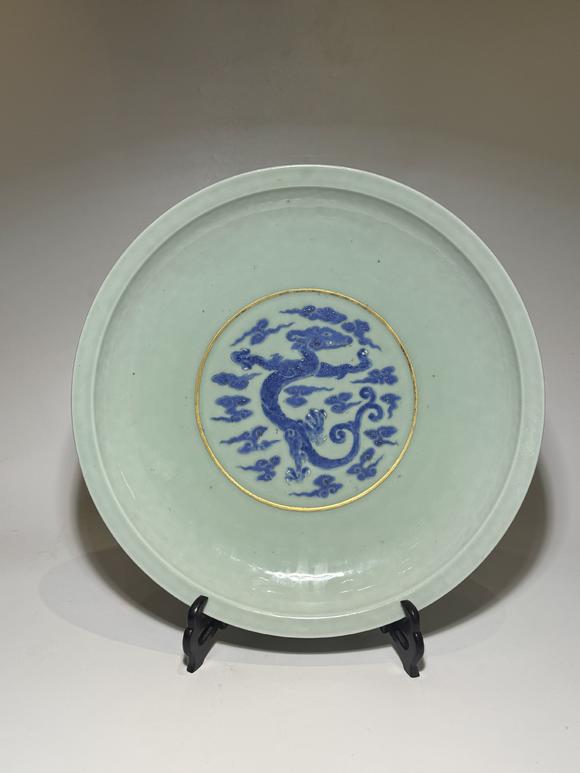 TrésOrs de ParisGrand plat céladon à dragon bleu, 18 siècle