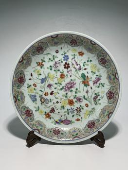 Grand plat rond famille rose à fleurs diverses de saison, 19–20 siècle