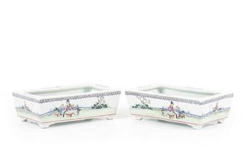 A pair of Chinese porcelain Famille Rose jardinières