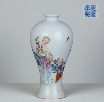 清乾隆 粉彩老嫗攜童子梅瓶