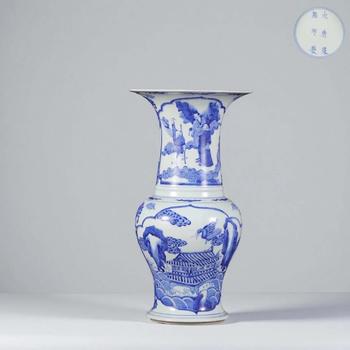 清代康熙 青花開窗人物大鳳尾尊瓶