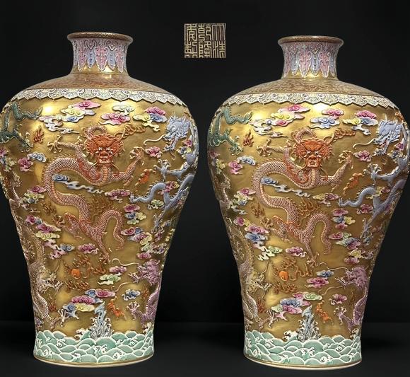 東京蕓術(shù)清亁隆 琺瑯彩金地雕刻九龍紋梅瓶