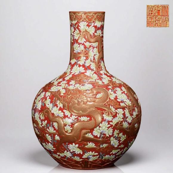 東京蕓術(shù)清乾隆 粉彩礬紅浮雕鎏金龍紋天球瓶