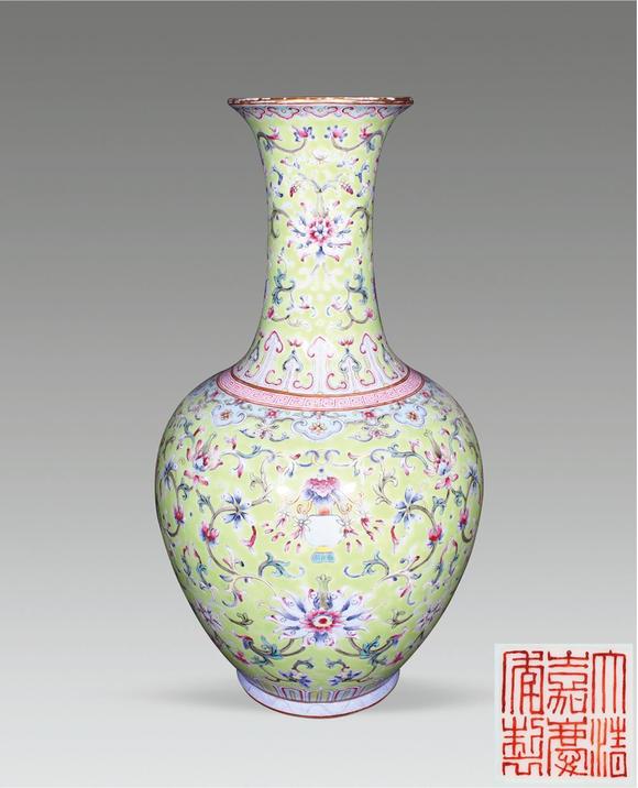 北京萬(wàn)歷|萬(wàn)歷國(guó)際2026年春季藝術(shù)品同步拍賣會(huì)綠地粉彩纏枝花卉紋長(zhǎng)頸瓶