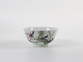 粉彩杏林春燕碗