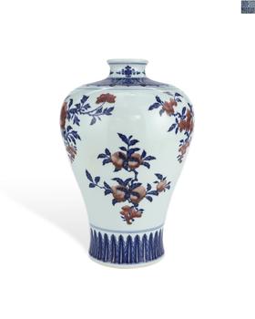 清乾隆 青花釉裏紅折枝瑞果紋梅瓶