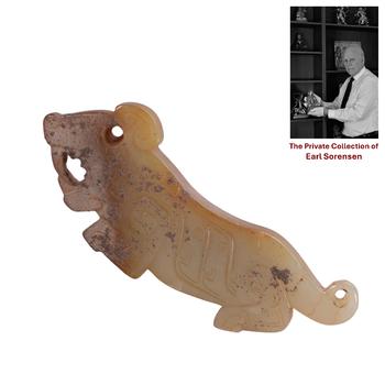 A CHINESE ARCHAIC JADE TIGER PENDANT
