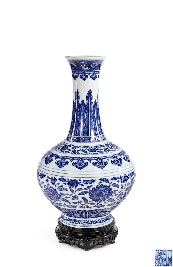 華藝國(guó)際清乾隆  青花纏枝蓮紋賞瓶（配座）
