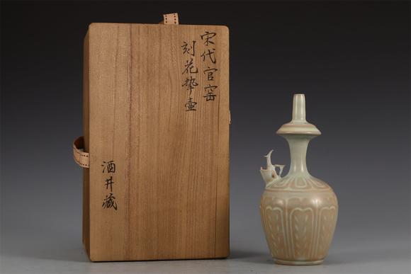 東京國際拍賣宋代 官窯刻花執(zhí)壺
