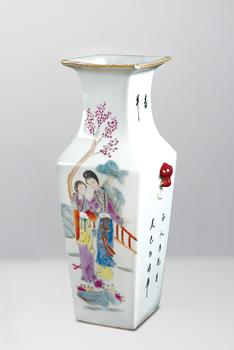 民初  粉彩仕女紋方瓶