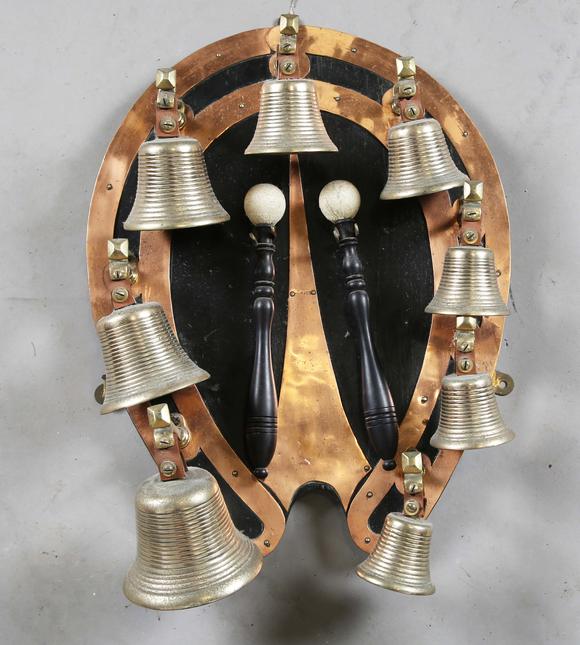 Tooveys|中西方古董藝術(shù)An early 20th century copper mounted bell rack, hung with eight musical bells and two hammers, height 50cm.?Provenance: from the estate of a Sussex g