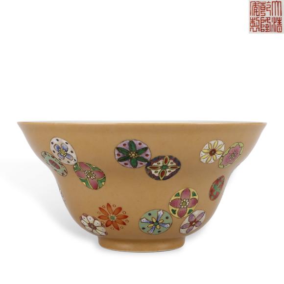 鐮倉美術(shù)清乾隆 米黃釉粉彩皮球花紋折腰碗