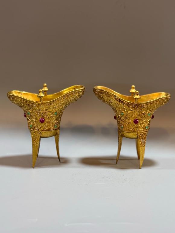 東京蕓術(shù)|關(guān)西古藏—薈萃雜項(xiàng)專(zhuān)場(chǎng)銅鍍金高浮雕多寶鑲嵌三足杯