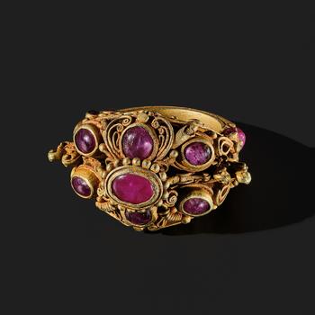 A GEMSTONE INLAID GOLD RING, THAILAND, AYUTTHAYA PERIOD, 17TH-18TH CENTURY