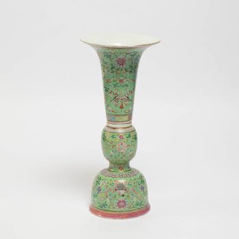 A Lime-Green Ground Famille Rose Gu-Form Vase, Daoguang Period (1821-1850), 清 道光 綠地粉彩八吉祥番蓮紋花觚