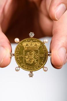 Dutch gold coin \'14 gulden\' (1760) mounted as a br…