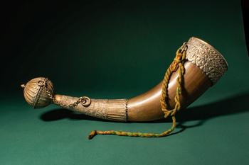 Ca. 19th century AD. >
A beautiful Tibetan drinking horn (chaang horn), formed from a natural bov