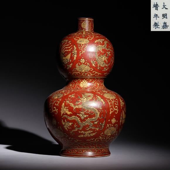 東京飛鳥明嘉靖 礬紅地黃彩龍鳳呈祥葫蘆瓶