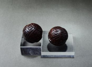 清 沉香木長壽團壽紋手球一對